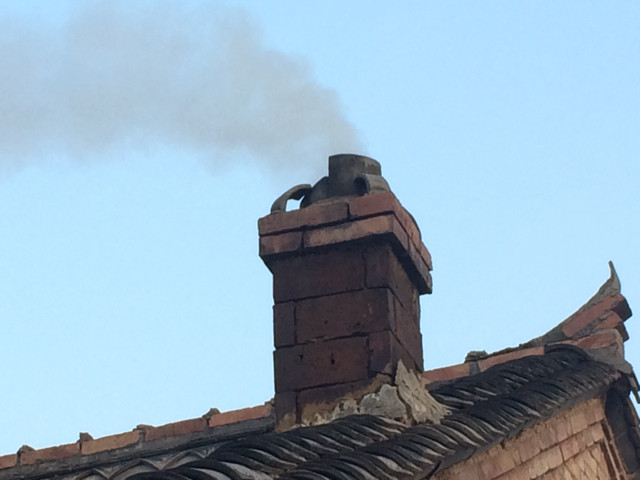 城市里的雾霾天和农村人睡火炕,生火炉子取暖有关系你怎么看?